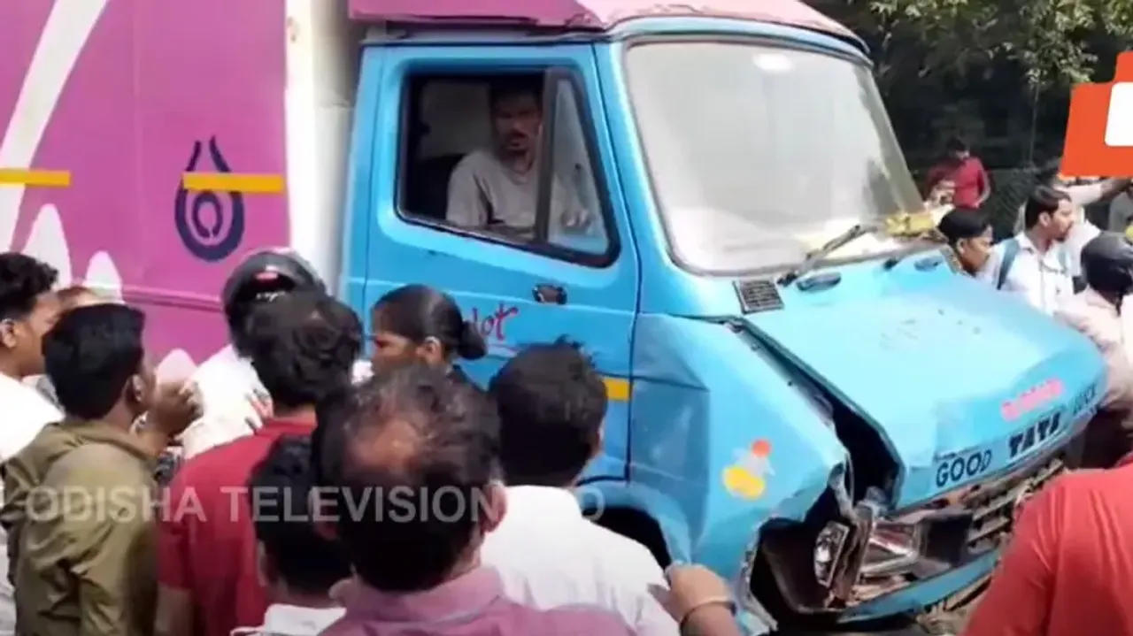 Roadblock after truck rams into auto-rickshaw in Bhubaneswar’s Jayadev Vihar