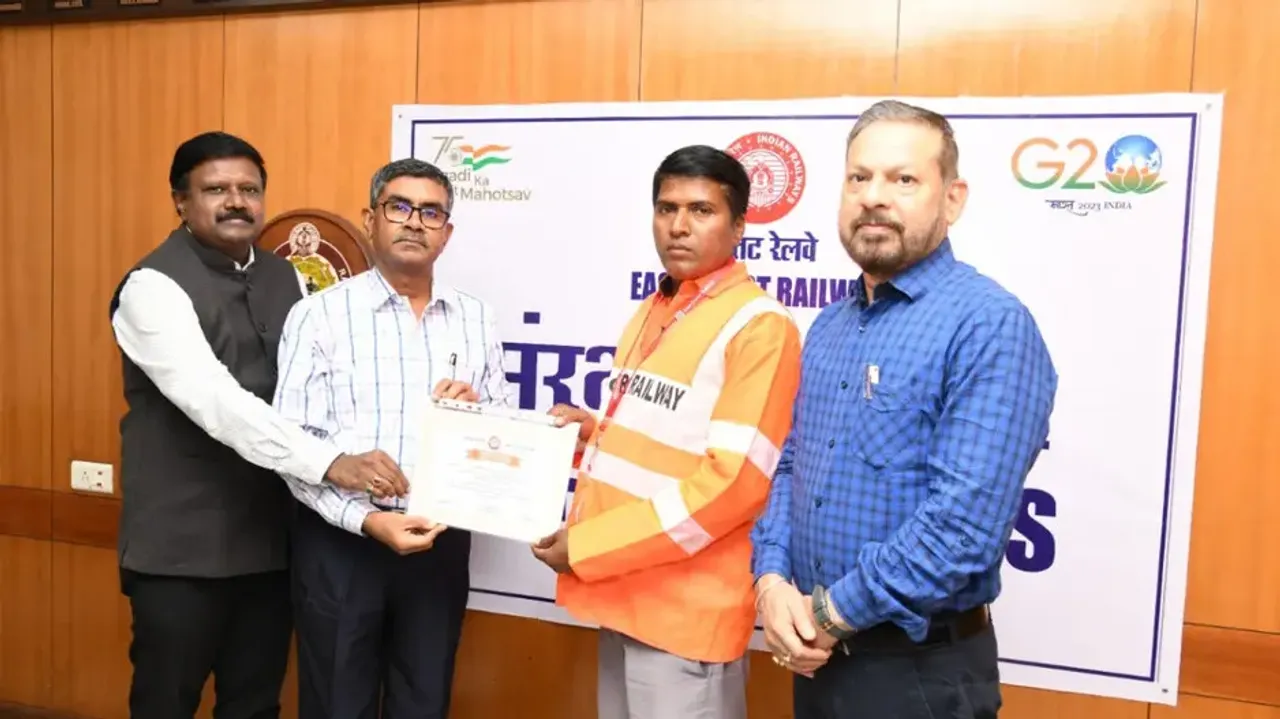 ECoR felicitates railway employees for exemplary alertness