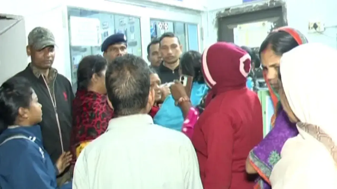 No electricity for five days, Bhubaneswar slum dwellers stage protest