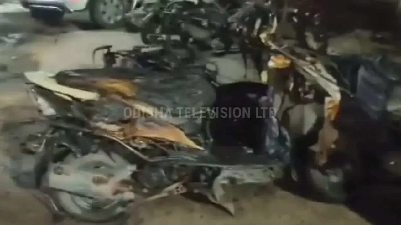 Electric scooter catches fire during charging in Odisha, four other vehicles damaged in flames 