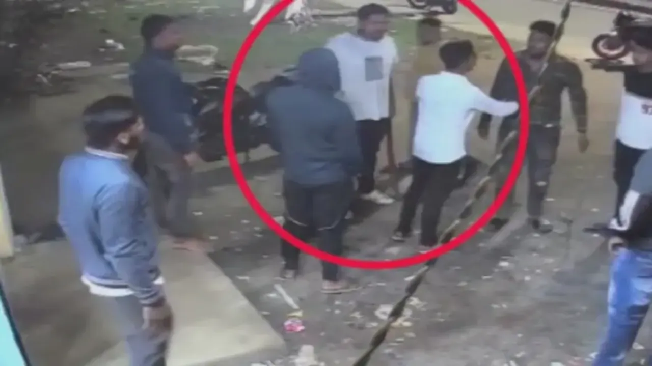 Robbers hurl bombs, loot Rs 2 lakh from 2 youths in Ganjam