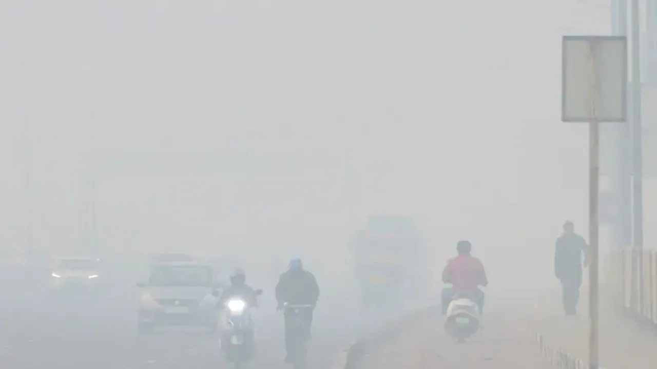 Dense fog in Delhi