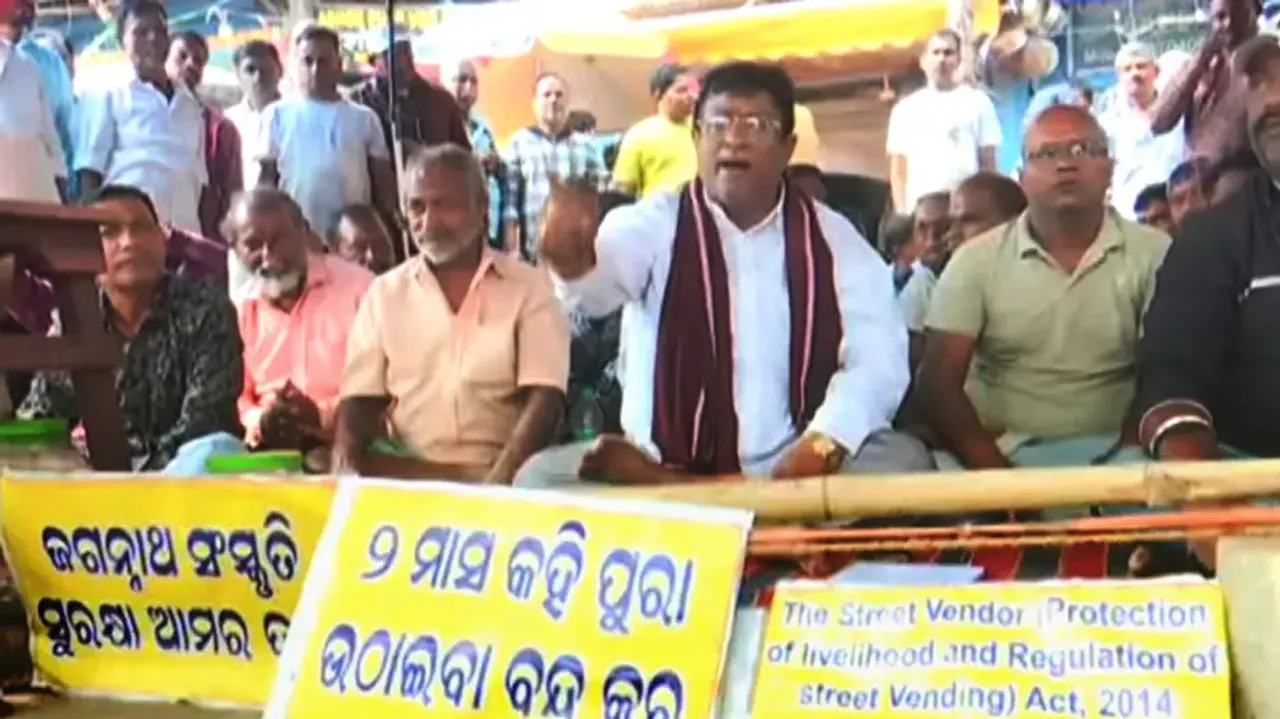 72 days on, evicted street vendors at Puri Grand Road stand firm with prolonged dharna