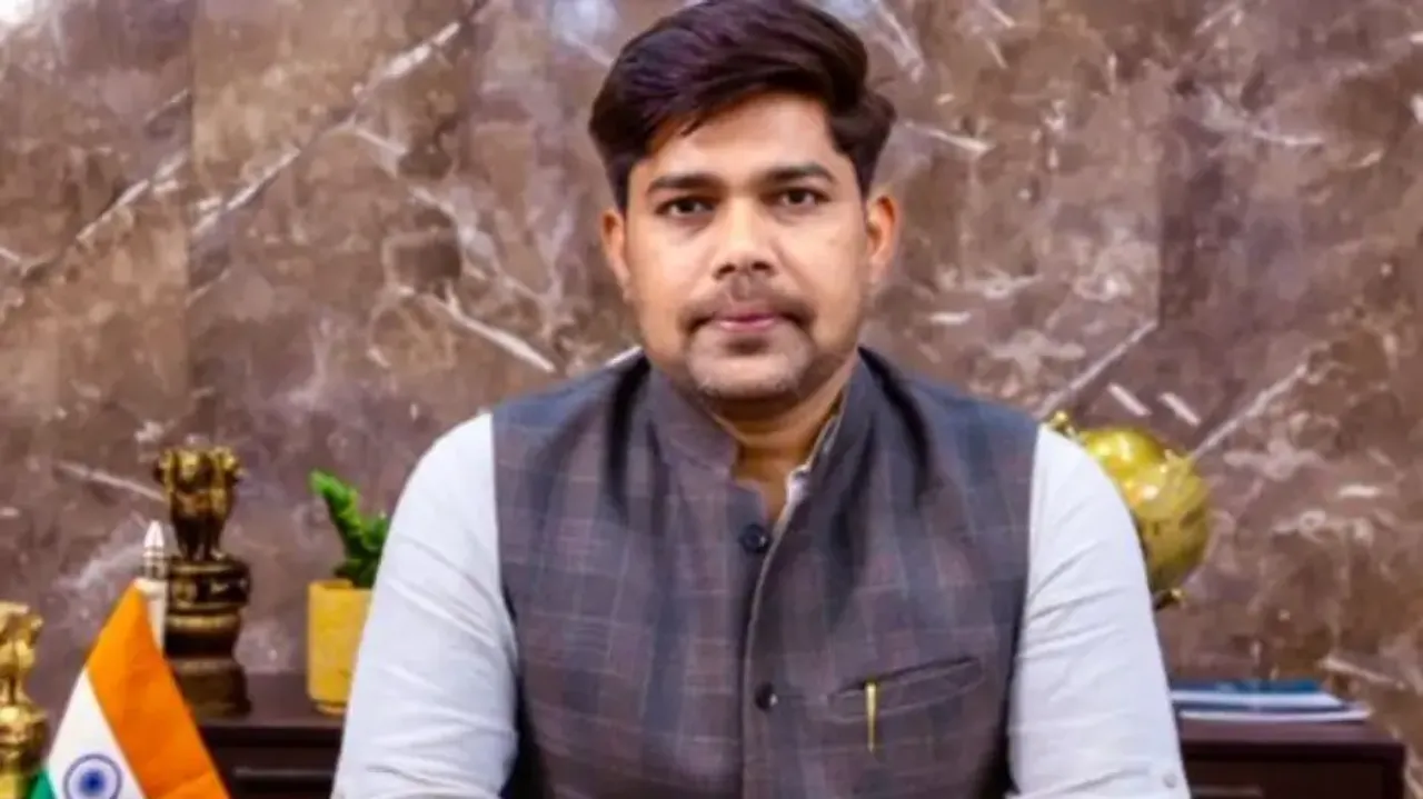 Meet IAS Officer who once couldn’t even afford bus fare to attend father’s funeral but cleared UPSC 