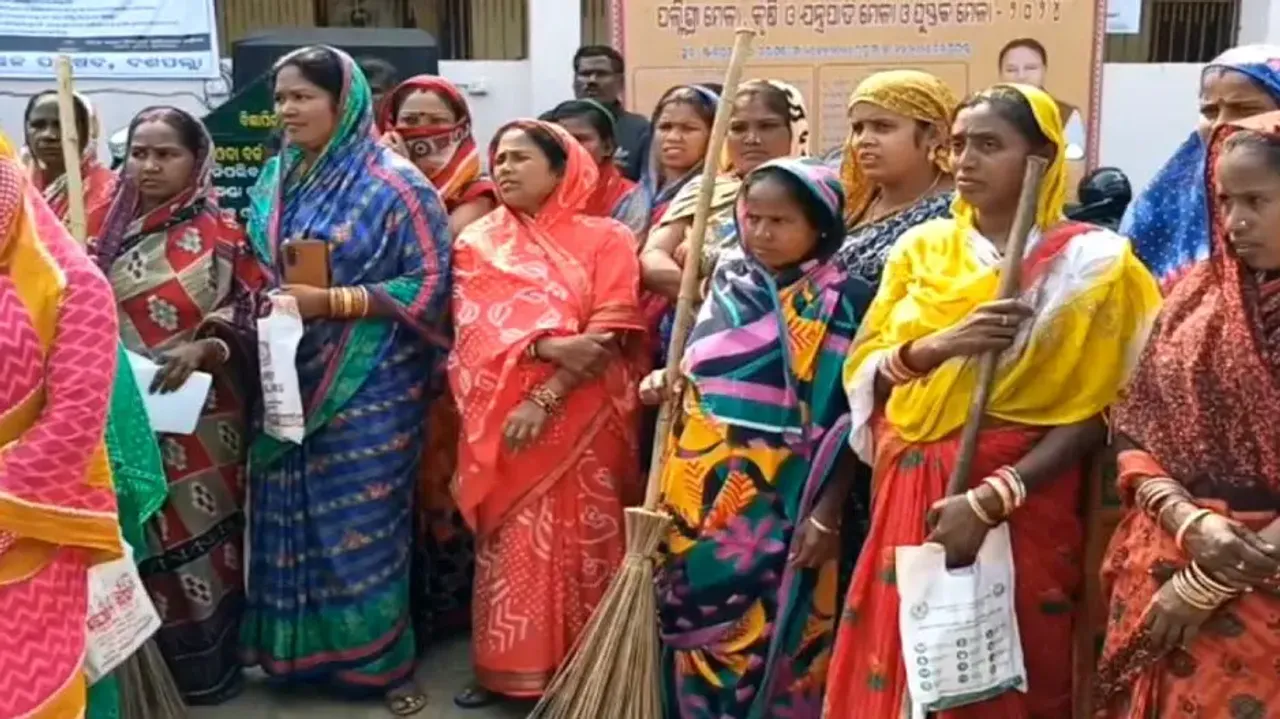 Sanitation workers dump garbage in front of NAC office in Odisha