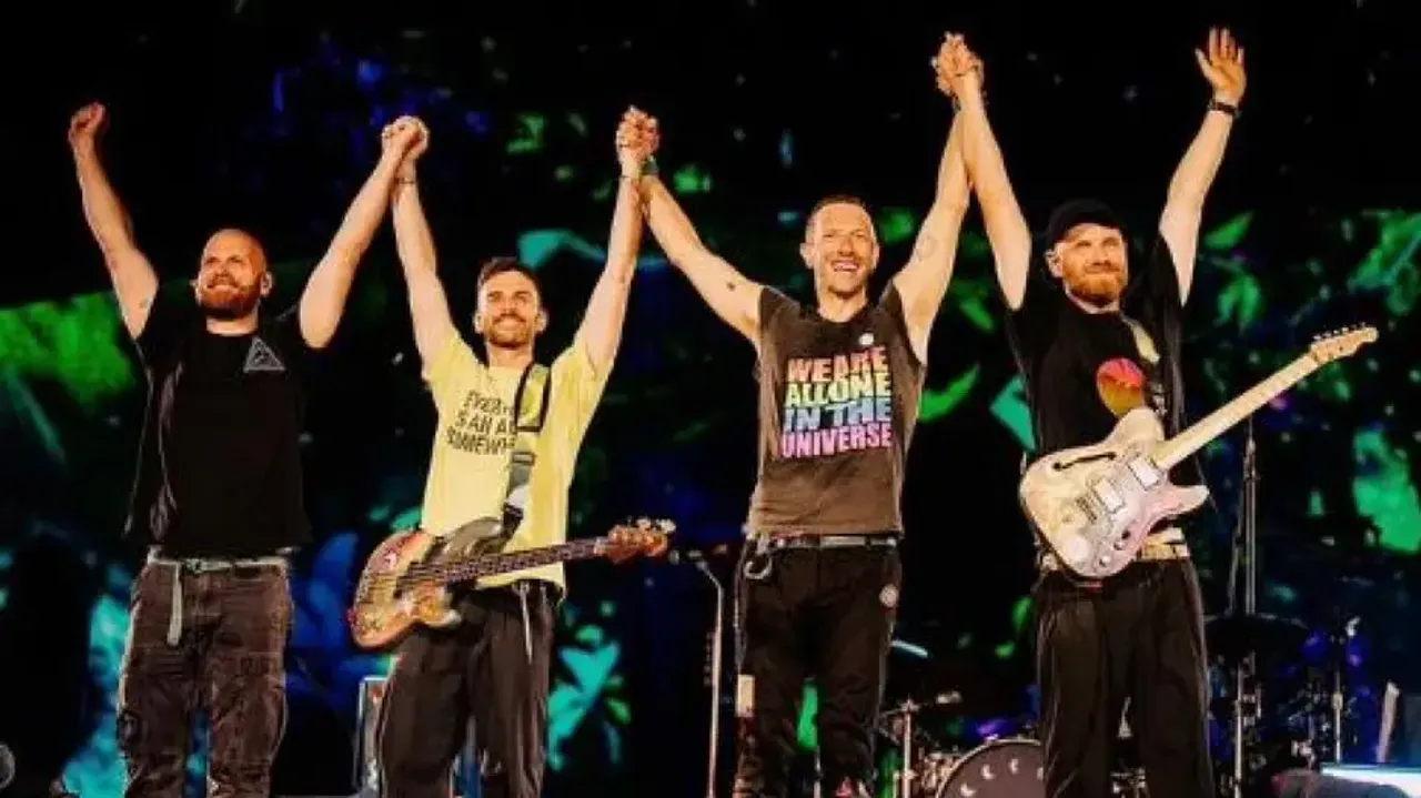 Mumbai crowd goes crazy after Chris Martin chants ‘Shah Rukh Khan Forever’ during concert