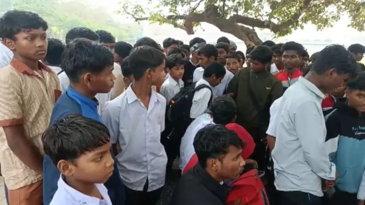 Over 100 school students walk for 20 km to present grievances to Mayurbhanj Collector