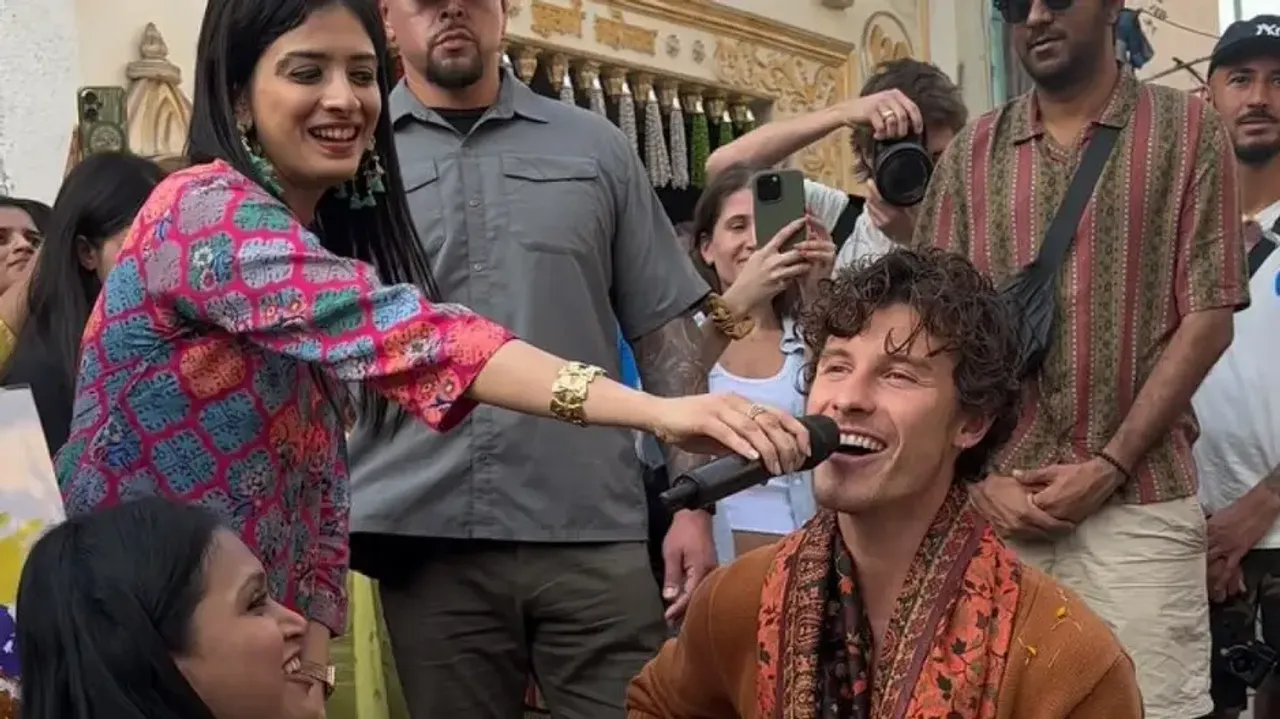 Shawn Mendes stuns fans with surprise street gig in Mumbai