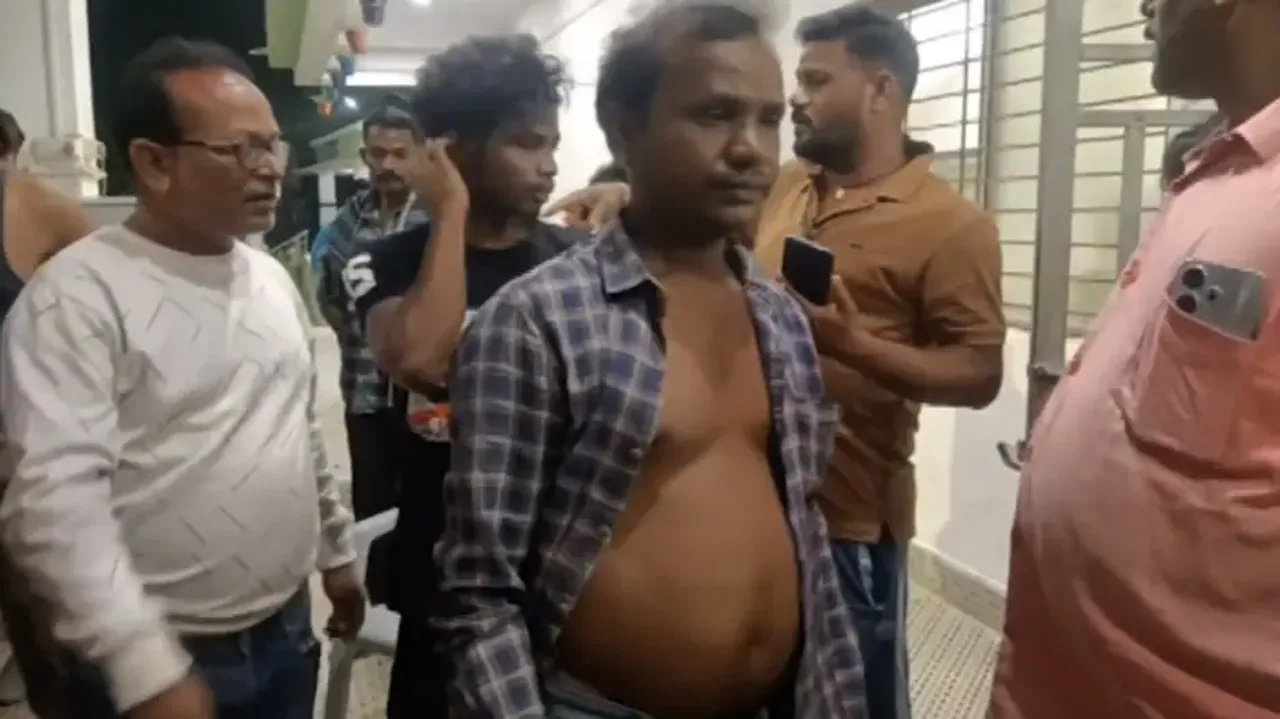Odisha man bitten by cobra reaches hospital with the poisonous snake in hand