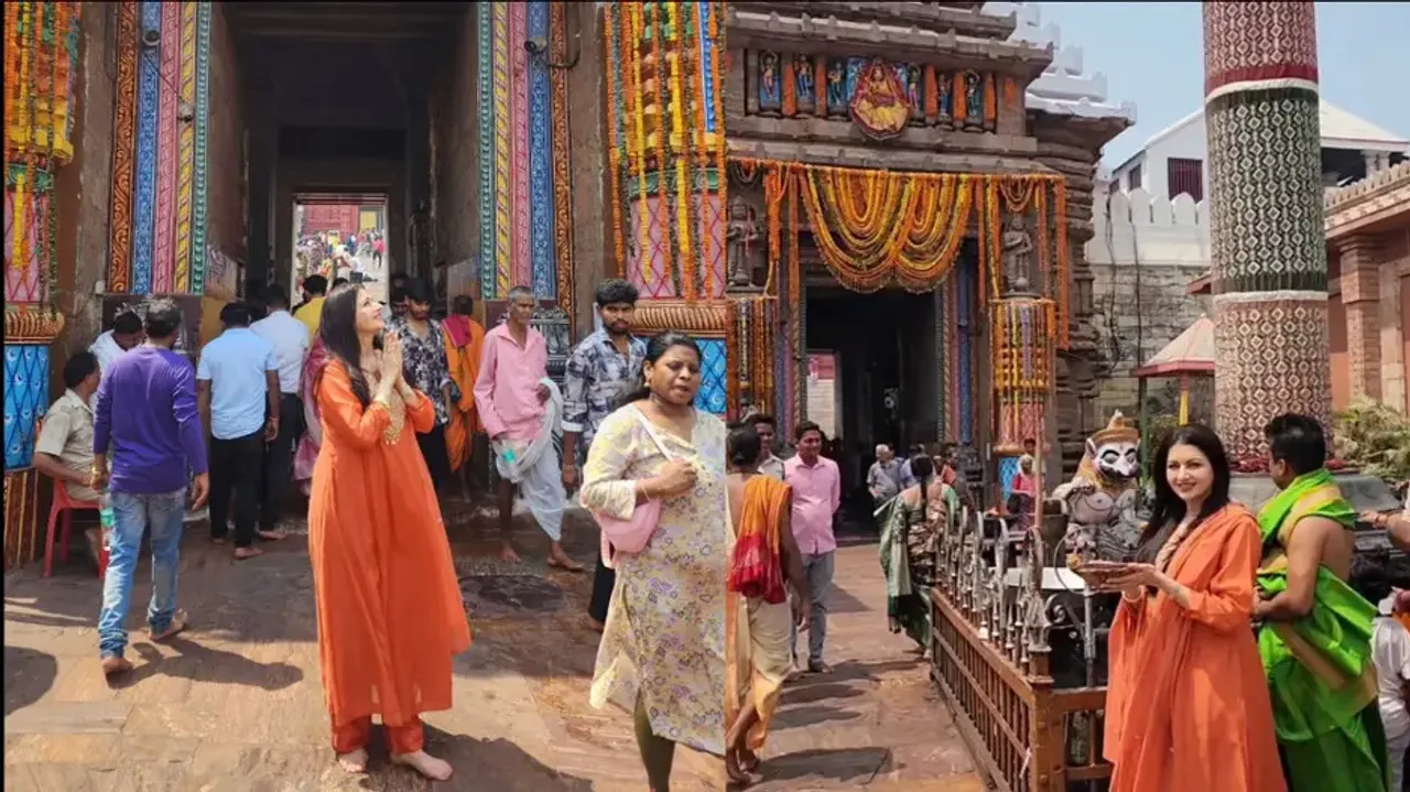 Bhagyashree visits Lord Jagannath Temple in Puri after surgery