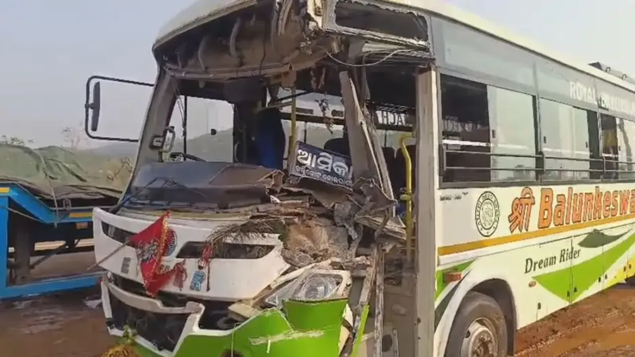 Over 30 passengers injured as bus crashes into lorry on NH-16 in Odisha’s Aska