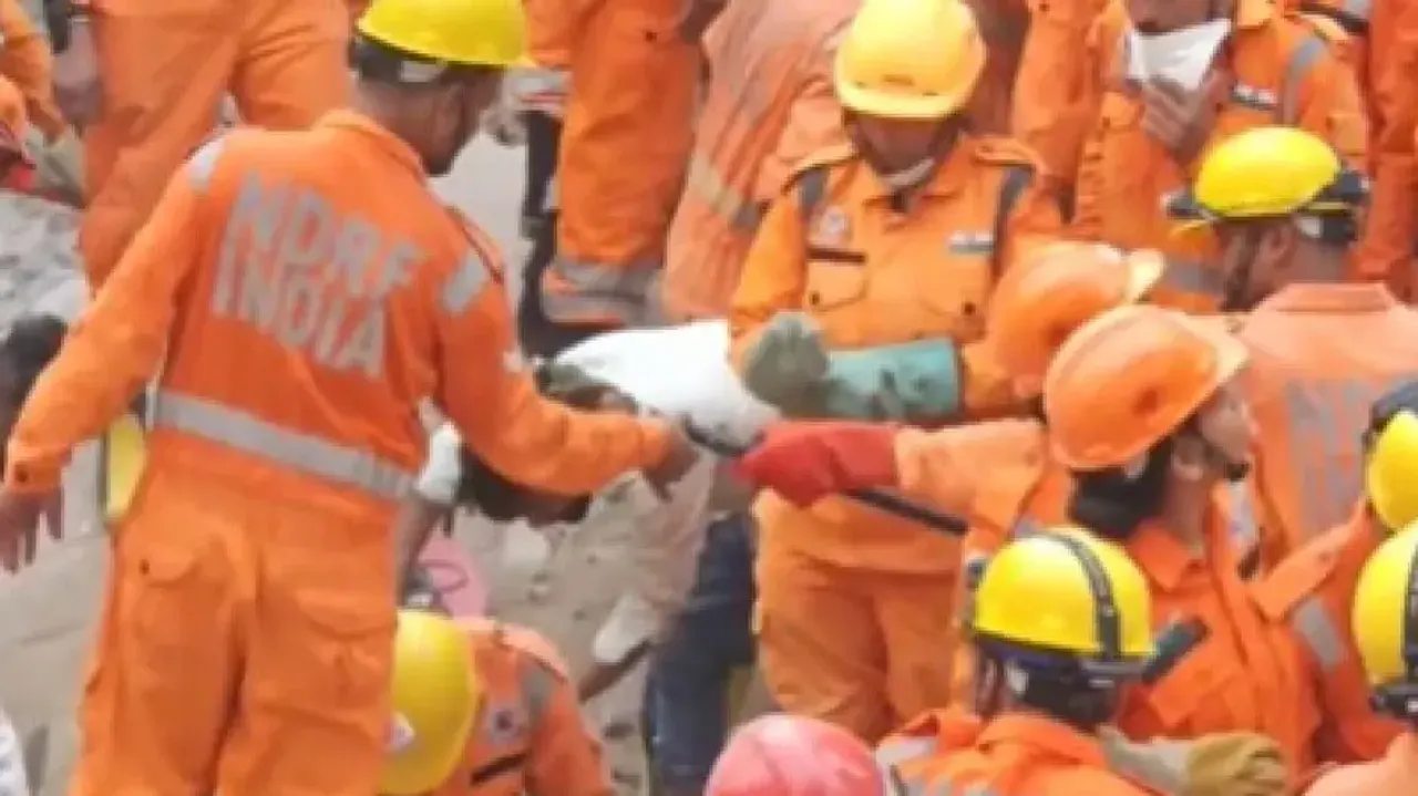 Four dead and several fear to be trapped inside as building collapses in Delhi