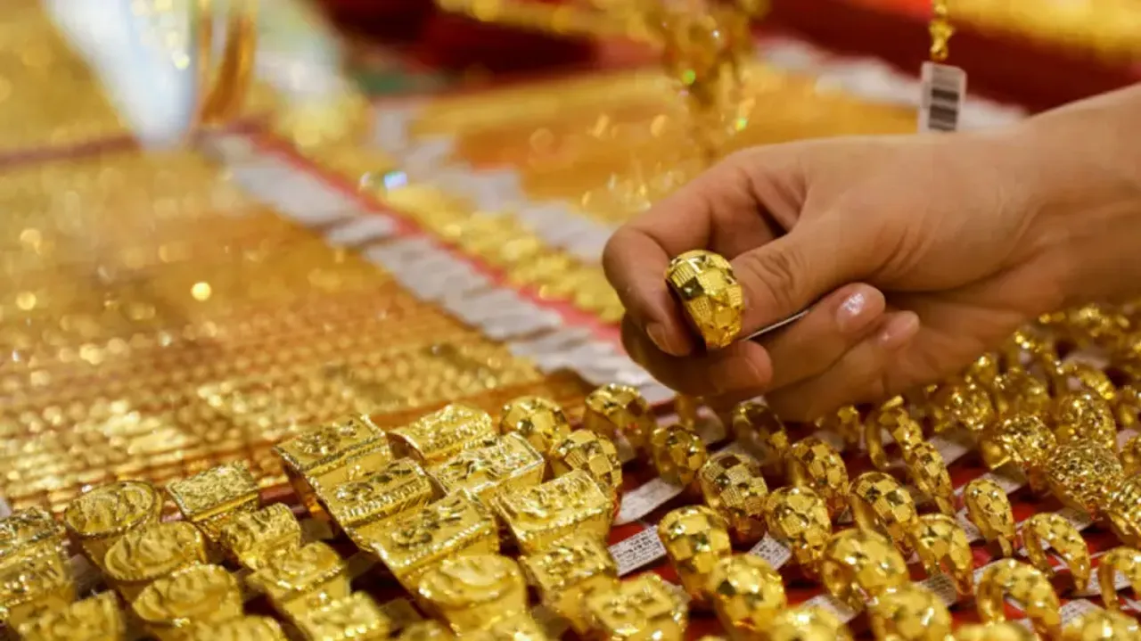 Gold at Rs 1 Lakh! Experts' predictions amid Trump tariffs, recession fears