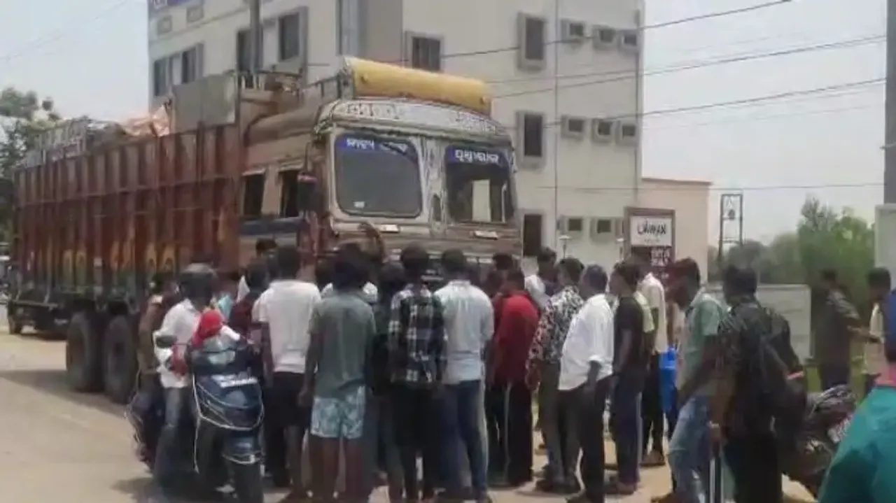 Major tragedy averted as jatra party truck rams into shops in Kendrapara