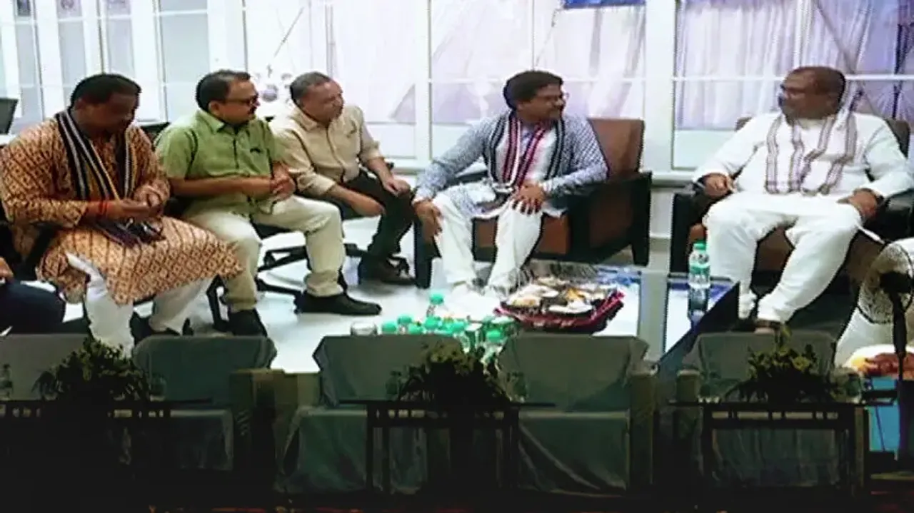 Dharmendra Pradhan's visit to Congress leader Narasingha Mishra’s residence stirs political speculat