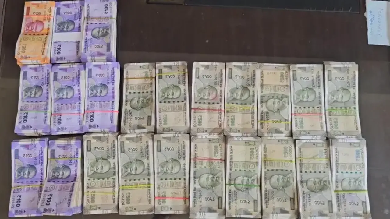 Deputy ranger caught red-handed while taking bribe; Vigilance raids uncover cash, gold in Odisha
