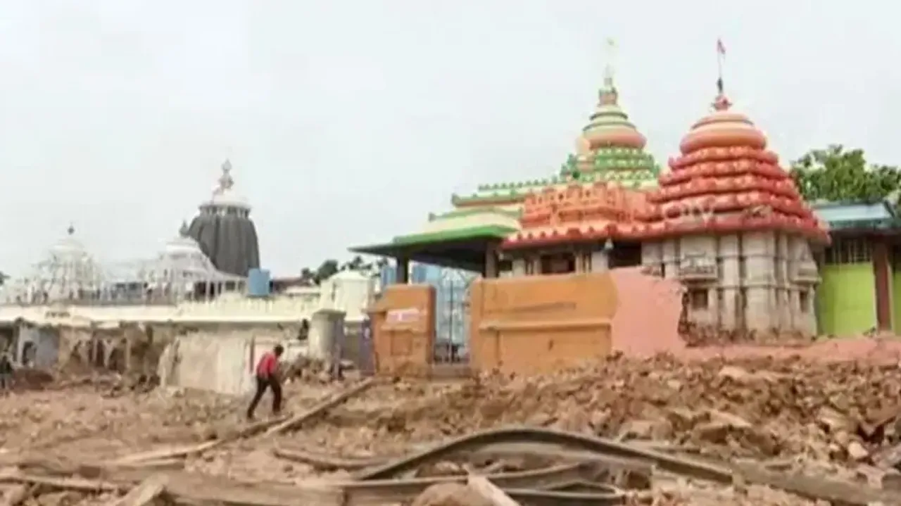 Mutts demolished for Puri Srimandir Parikrama project  