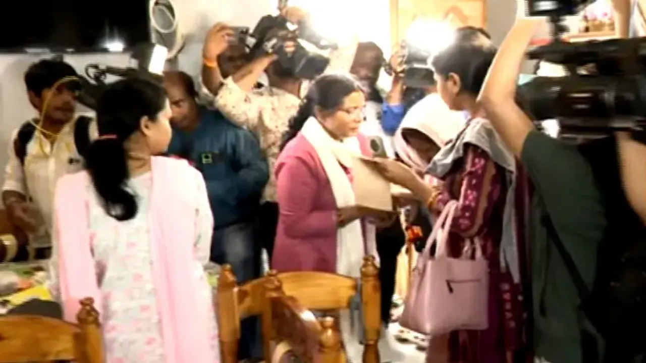 Tainted Odisha govt engineer’s wife snatches seized items during Vigilance raid