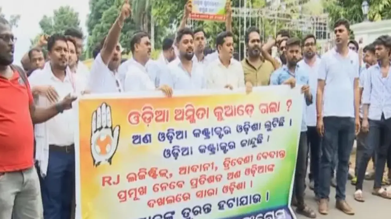 Odisha Youth Congress hurls eggs, tomatoes at CM Mohan Majhi’s residence