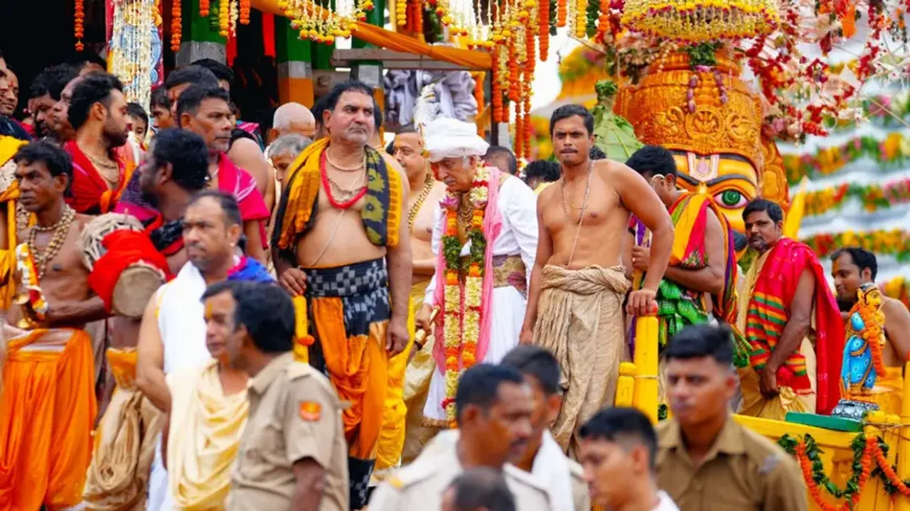 Puri Gajapati Maharaja performs ‘Chhera Panhara’