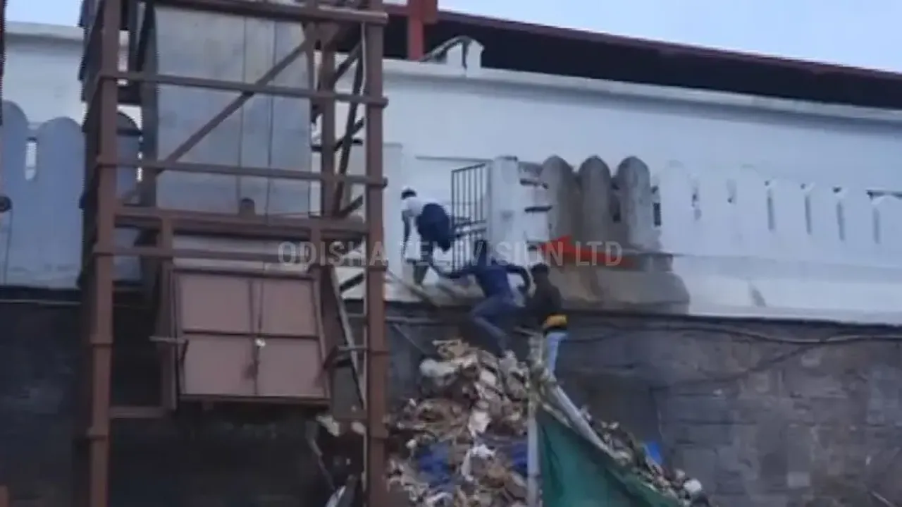 Security breach at Puri Srimandir! 4 youths seen entering temple by scaling ‘Meghanada Pacheri’