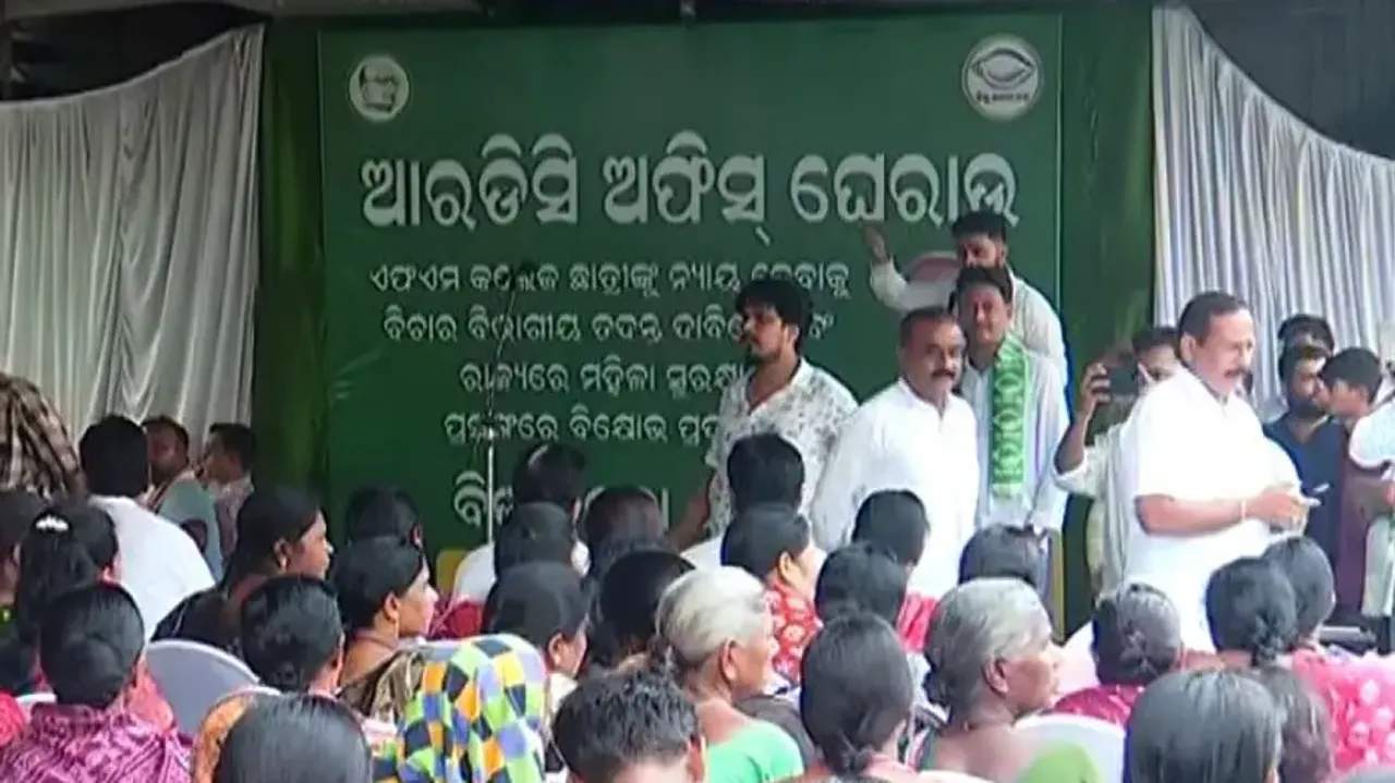 BJD stages state-wide protest at RDC offices; demands judicial probe into FM girl student’s death ca