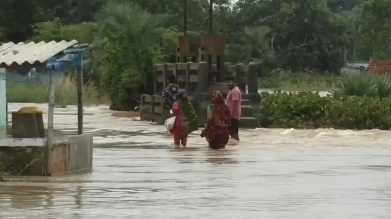 Brahmani floods cut off 10 villages in Kendrapara