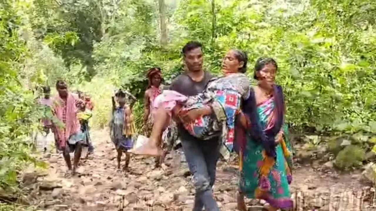 Pregnant woman carried on cot, gives birth before reaching ambulance