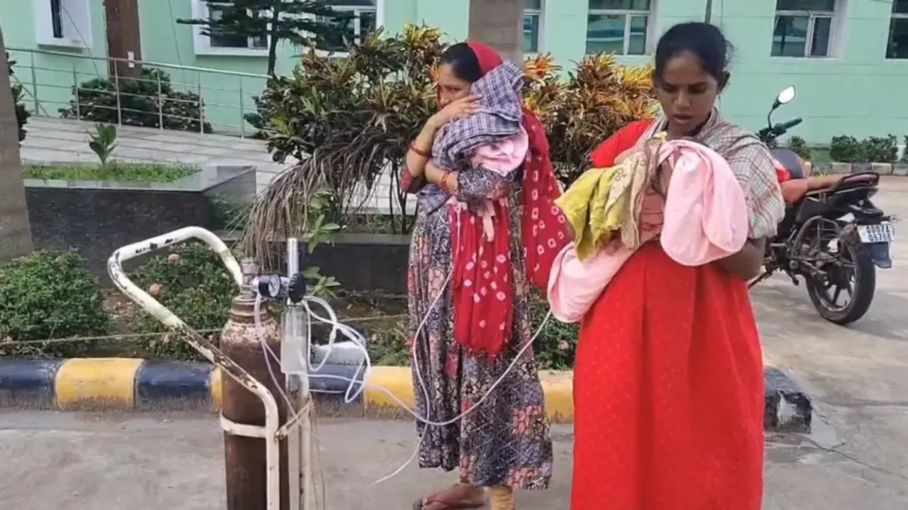 2 newborns hooked to 1 oxygen cylinder at MKCG Medical College in Berhampur