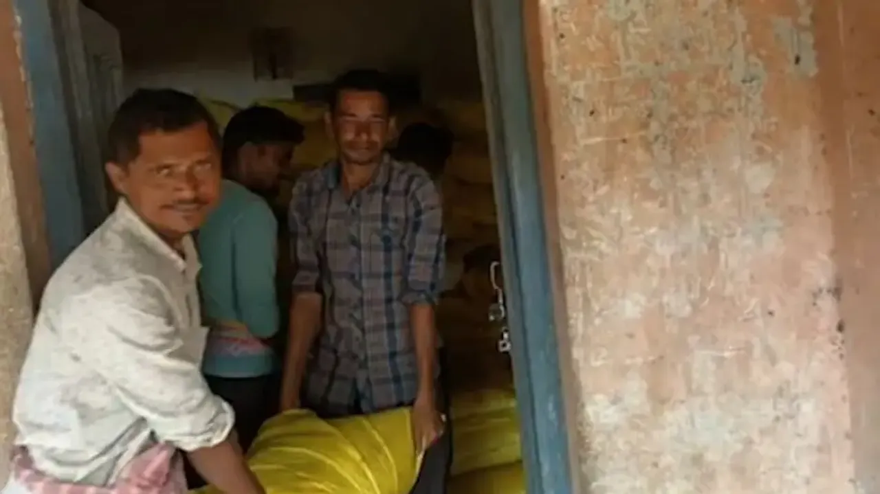 Odisha: Illegal sale of fertilizer in Bolangir sparks outrage among farmers