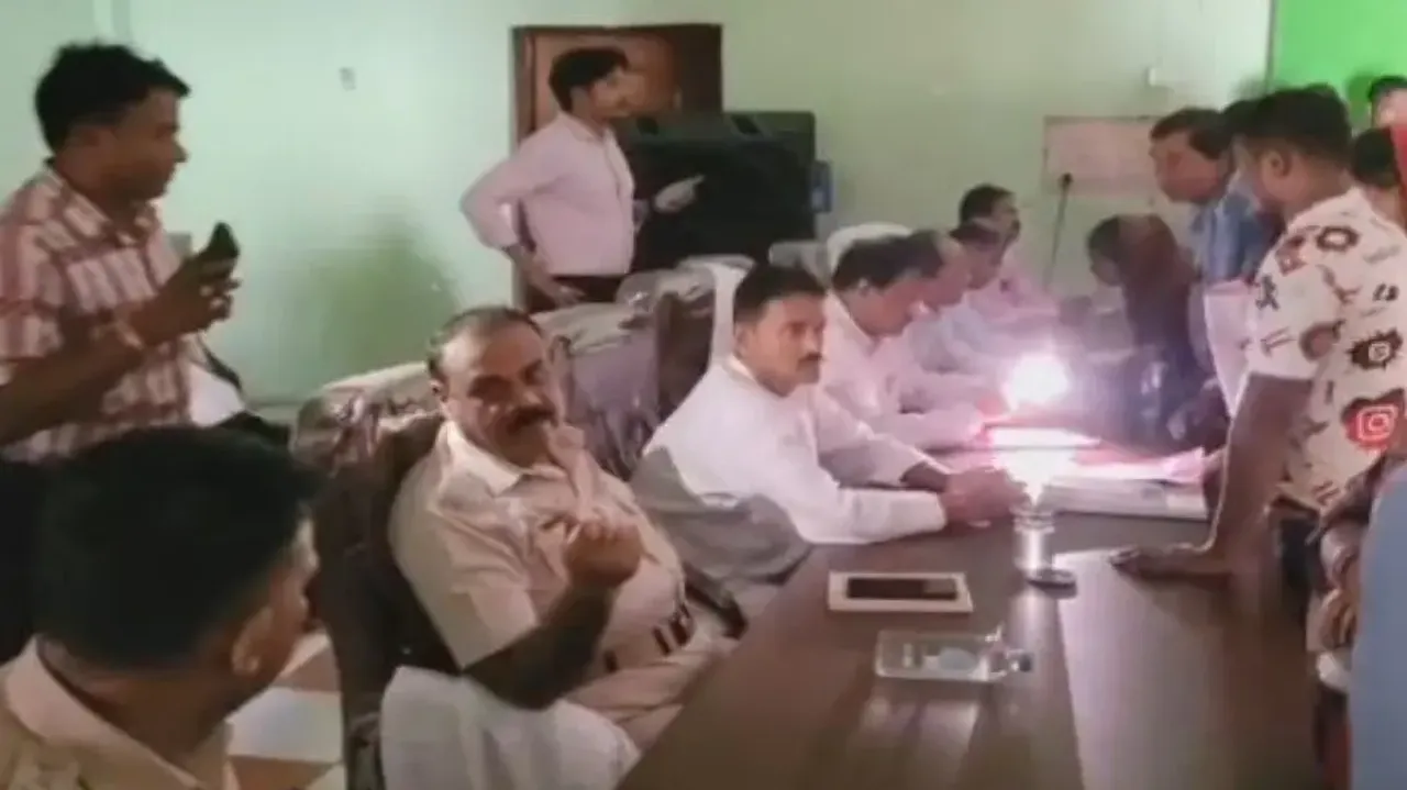 Power cut woes: IAS officer hears public grievances under mobile phone torchlight in Odisha