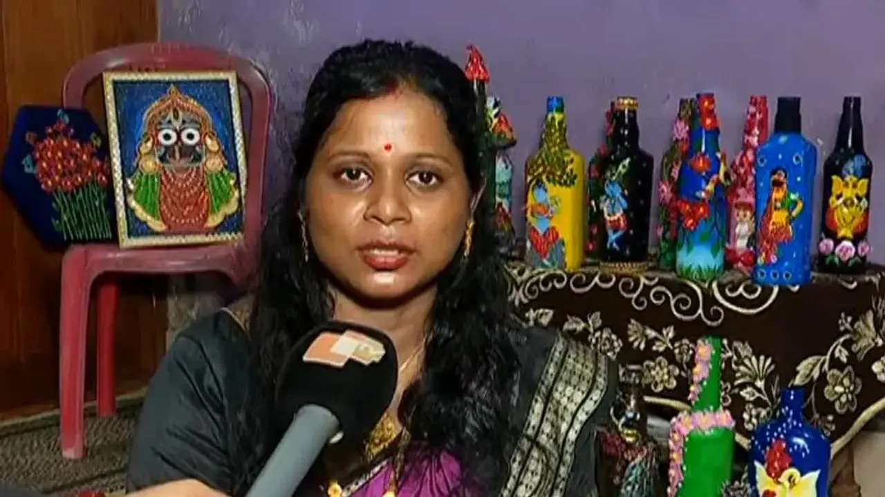 Odisha woman turns self-reliant by turning waste bottles into stunning craft