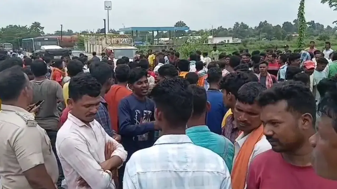 NH-326 through Odisha’s Malkangiri comes to a grinding halt as farmers block stretch to protest fert