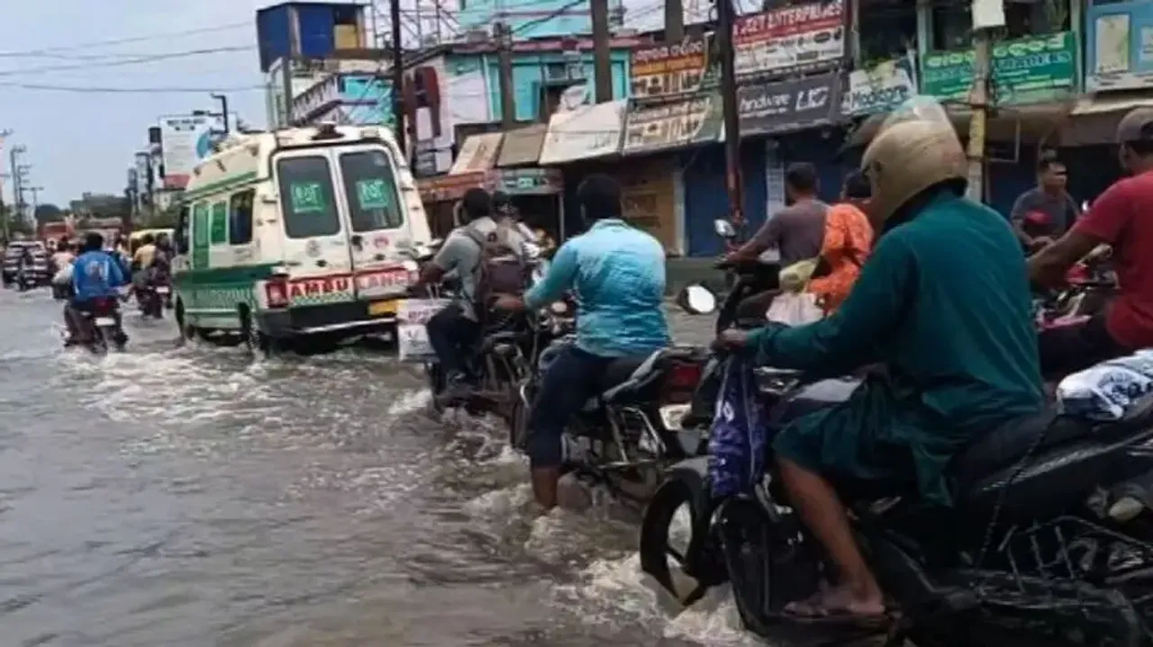 Heavy downpour brings chaos to Balasore, roads submerged in Nuasahi