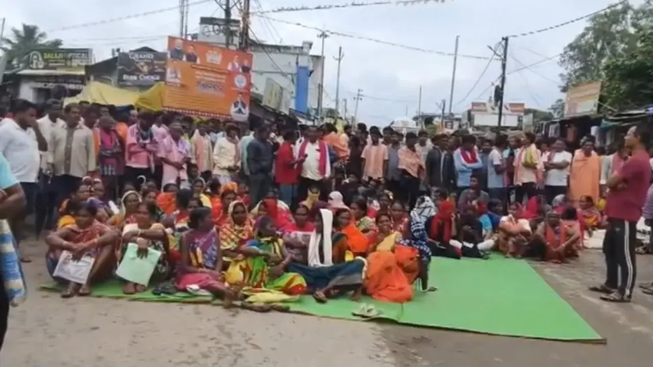 Farmers stage road blockade in Nabarangpur over shortage of urea fertilizer