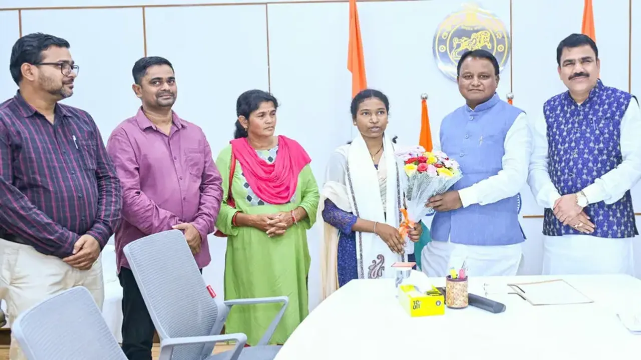 Odisha CM felicitates Didayi tribal girl Champa Rasbeda for clearing NEET