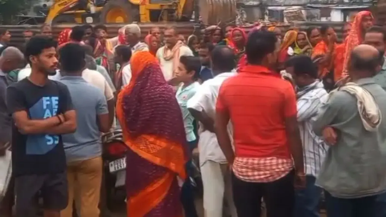 Fertiliser shortage sparks long queues and tension in Odisha’s Aska; farmers block road