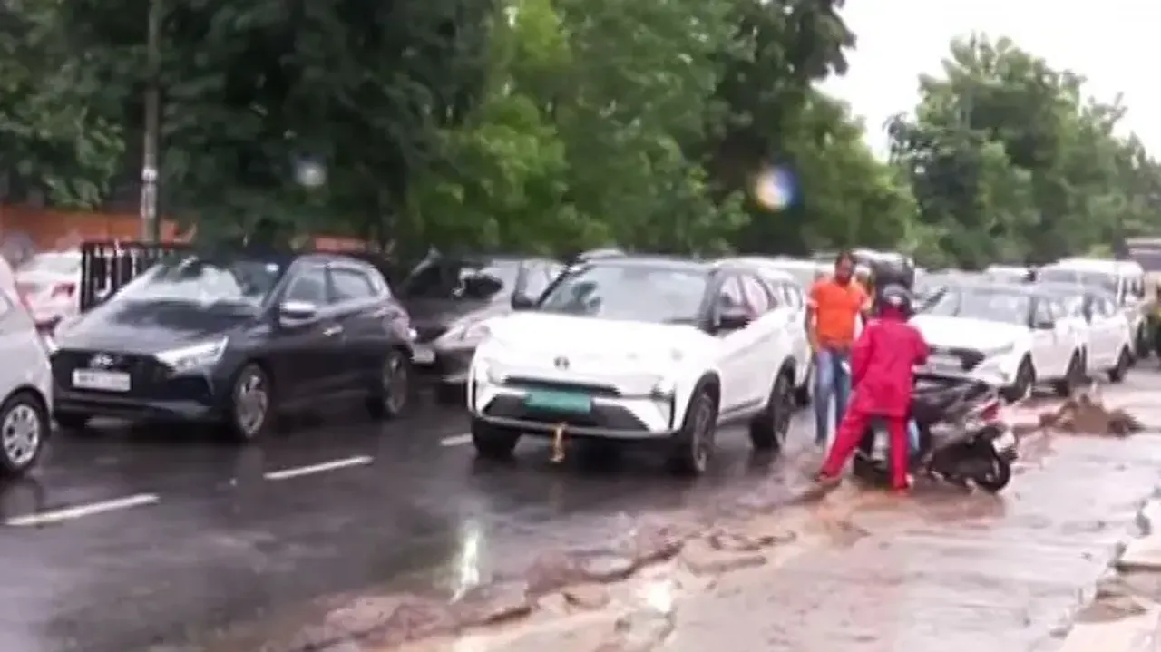 Heavy rain triggers traffic chaos in Bhubaneswar, commuters stranded