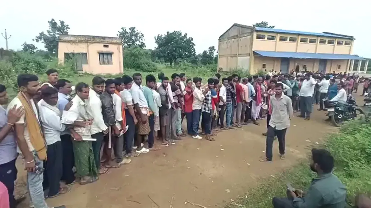 Long lines, sleepless nights: Farmers queue up from wee hours to get fertiliser in Odisha