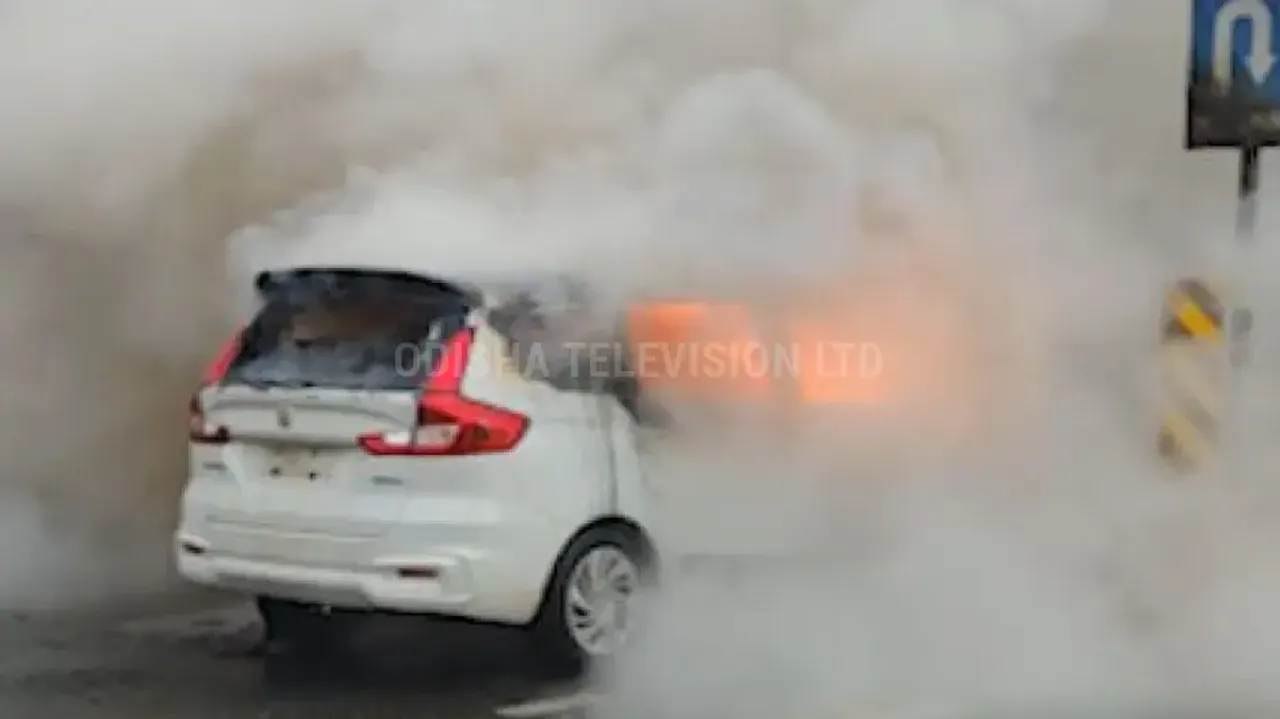 Driver sets ganja-laden car on fire after tyre burst in Odisha’s Sonepur