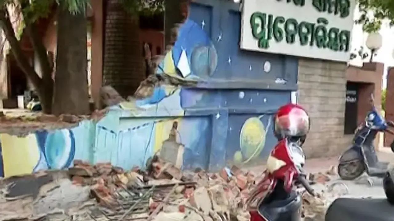 Pathani Samanta Planetarium boundary wall collapses in Bhubaneswar