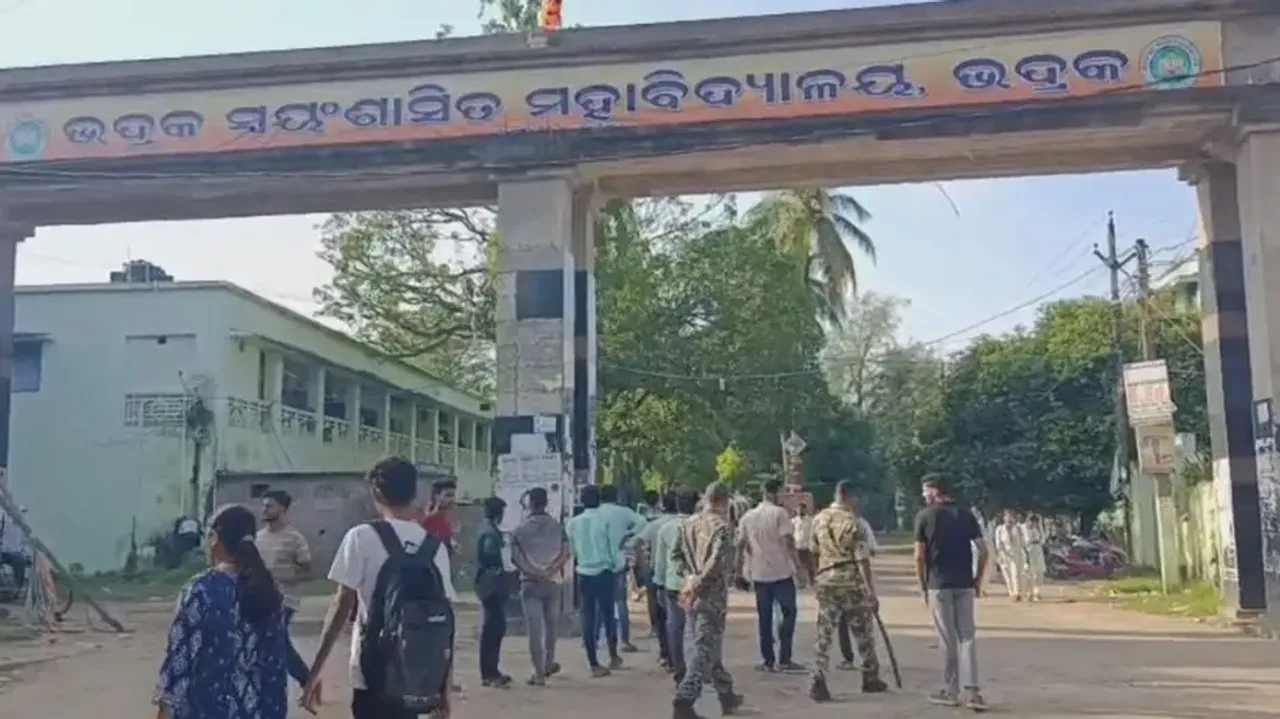 Bhadrak Autonomous College student groups clash, police deployed