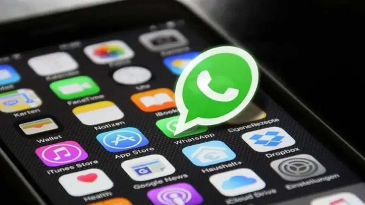 Users encounter glitch disrupting chat navigation on WhatsApp web