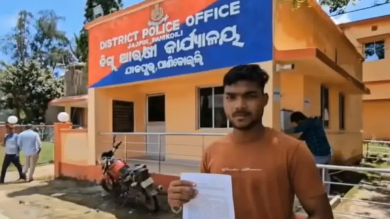 The IIC was accused of forcibly bringing a businessman to the police station without any formal comp