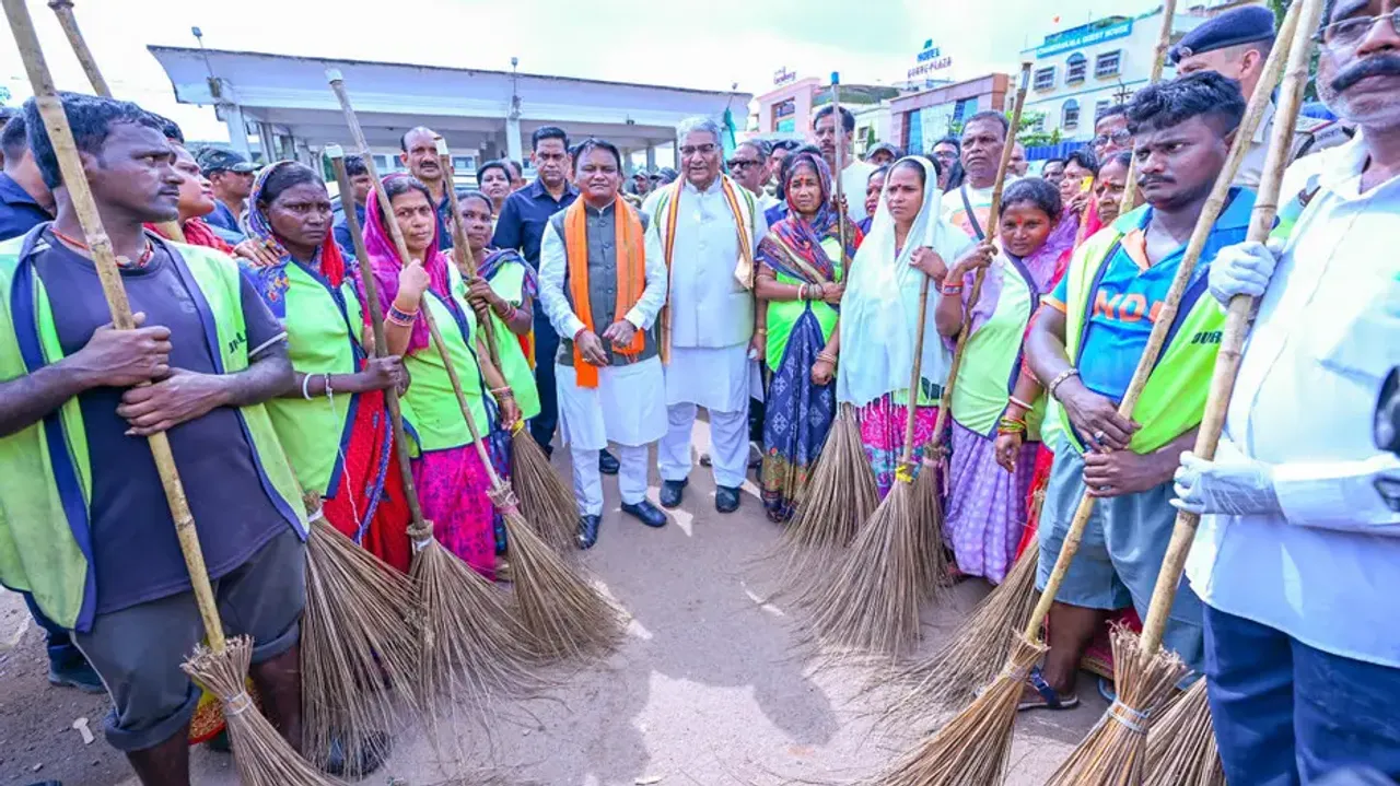 CM Majhi leads cleanliness drive in Bhubaneswar to mark PM Modi’s 75th birthday