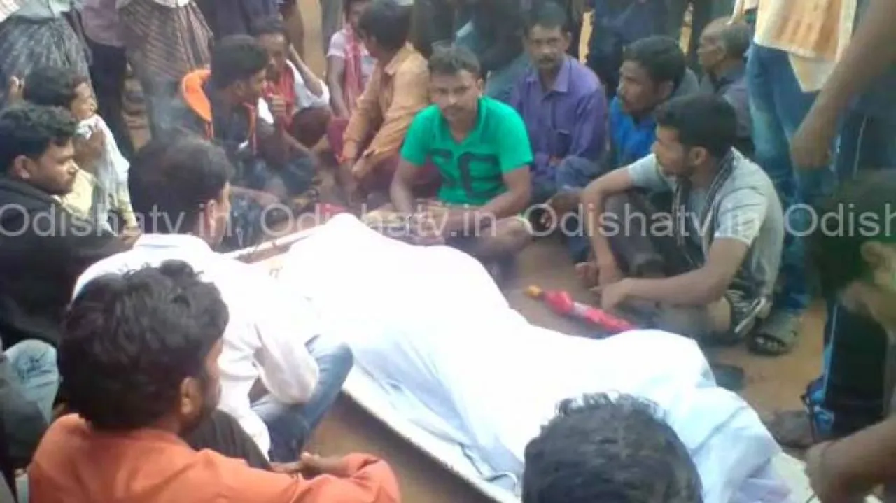 Locals block road demanding ex gratia for kin of bus accident victim
