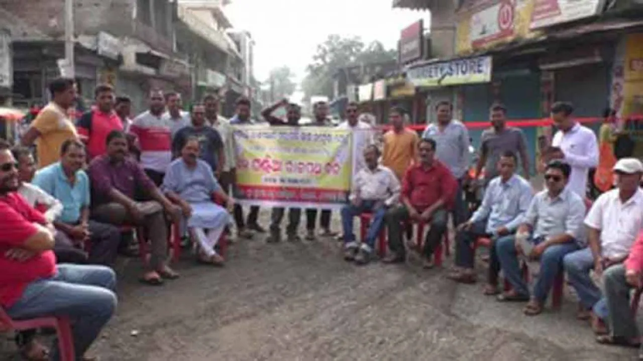 BJP Stages Road Blockade In Deogarh Over Poor Condition Of NH