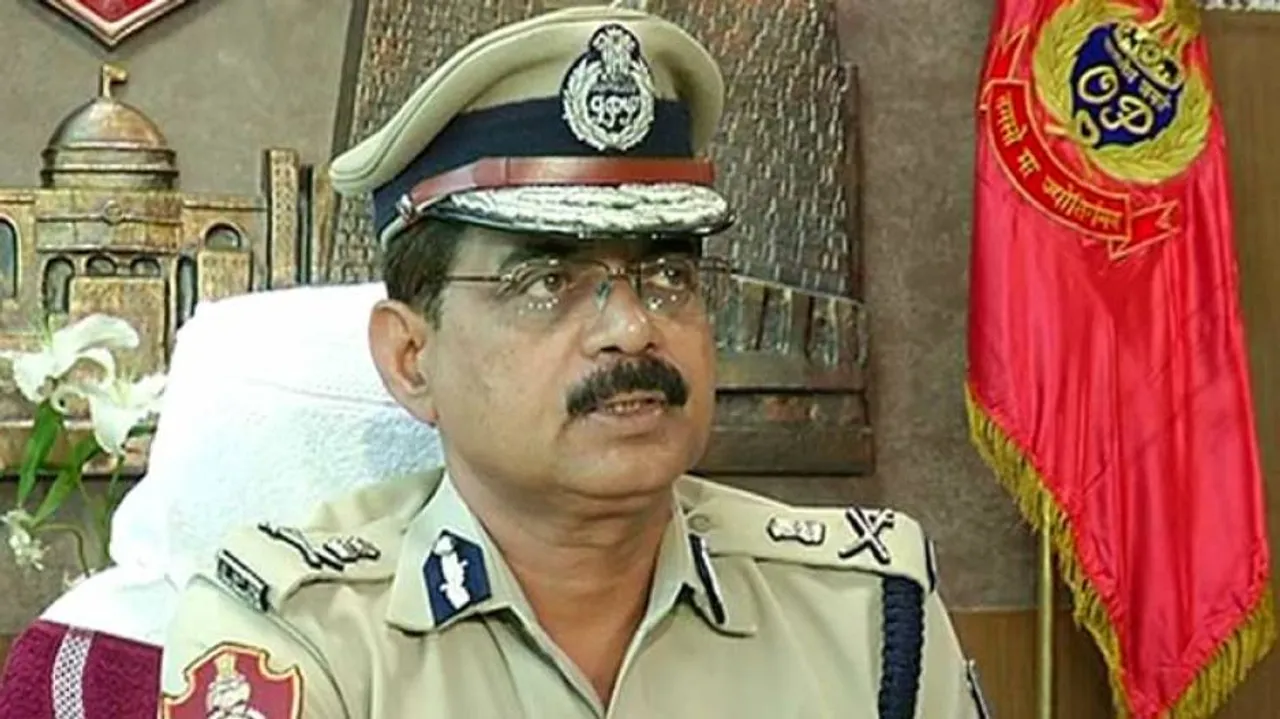 Sub-registrar in soup for sending lewd messages to woman