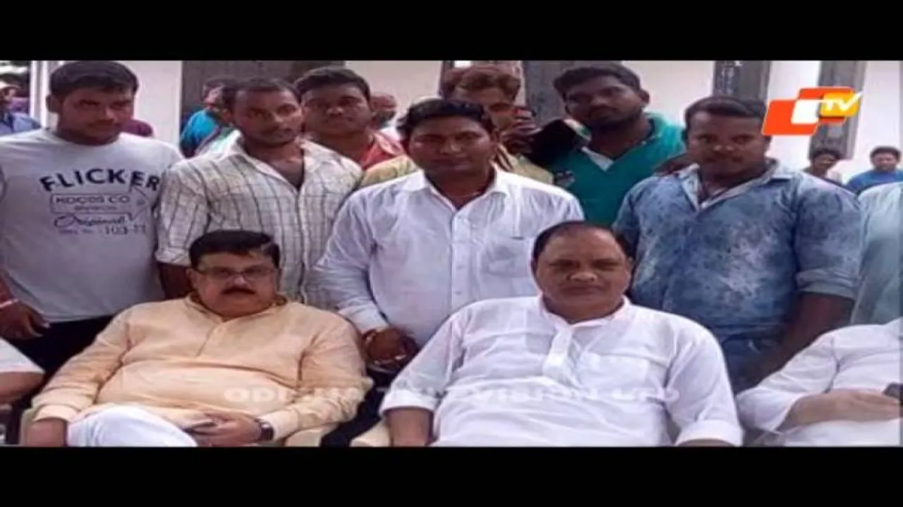 Photos of Patrapada firing accused with Cong leaders set tongues wagging