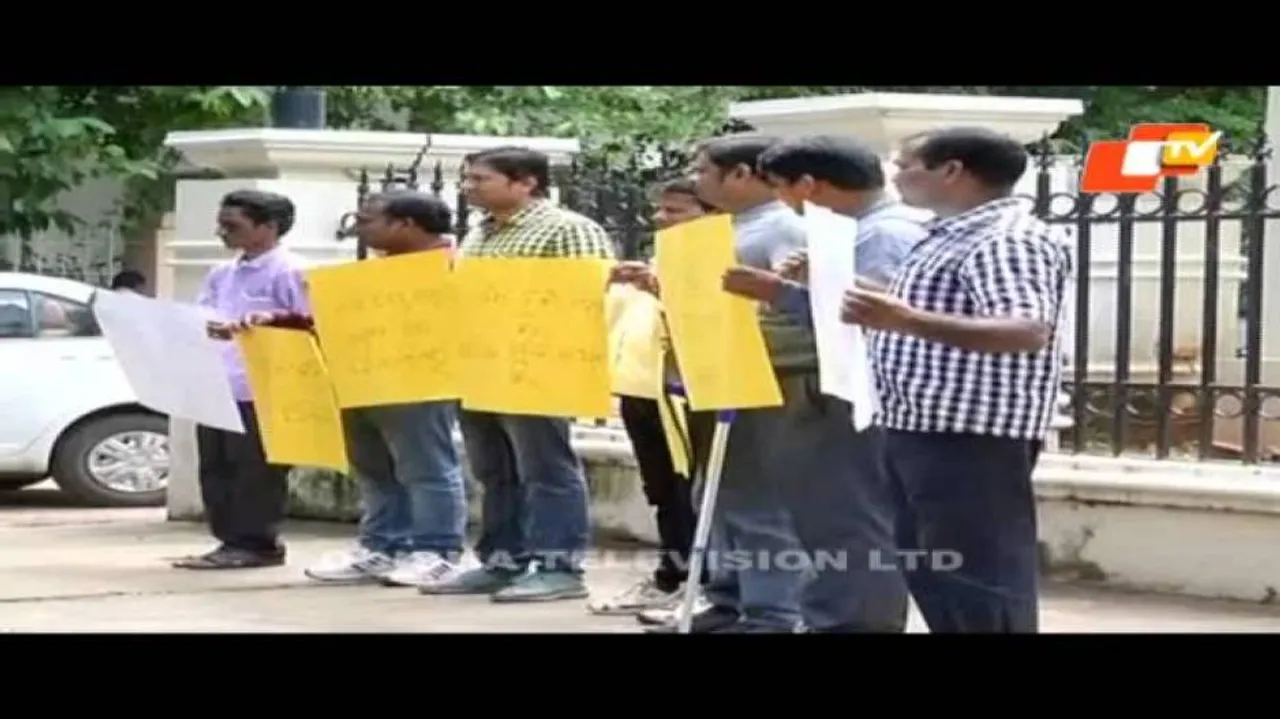 Photos with fraudsters: Police commissioner says 5 cops under scanner